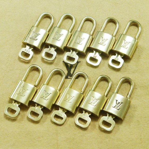 Authentic LOUIS VUITTON LV 10 SET PADLOCK KEY BAG CHARM CADENA GOLD PLATED - Picture 1 of 4